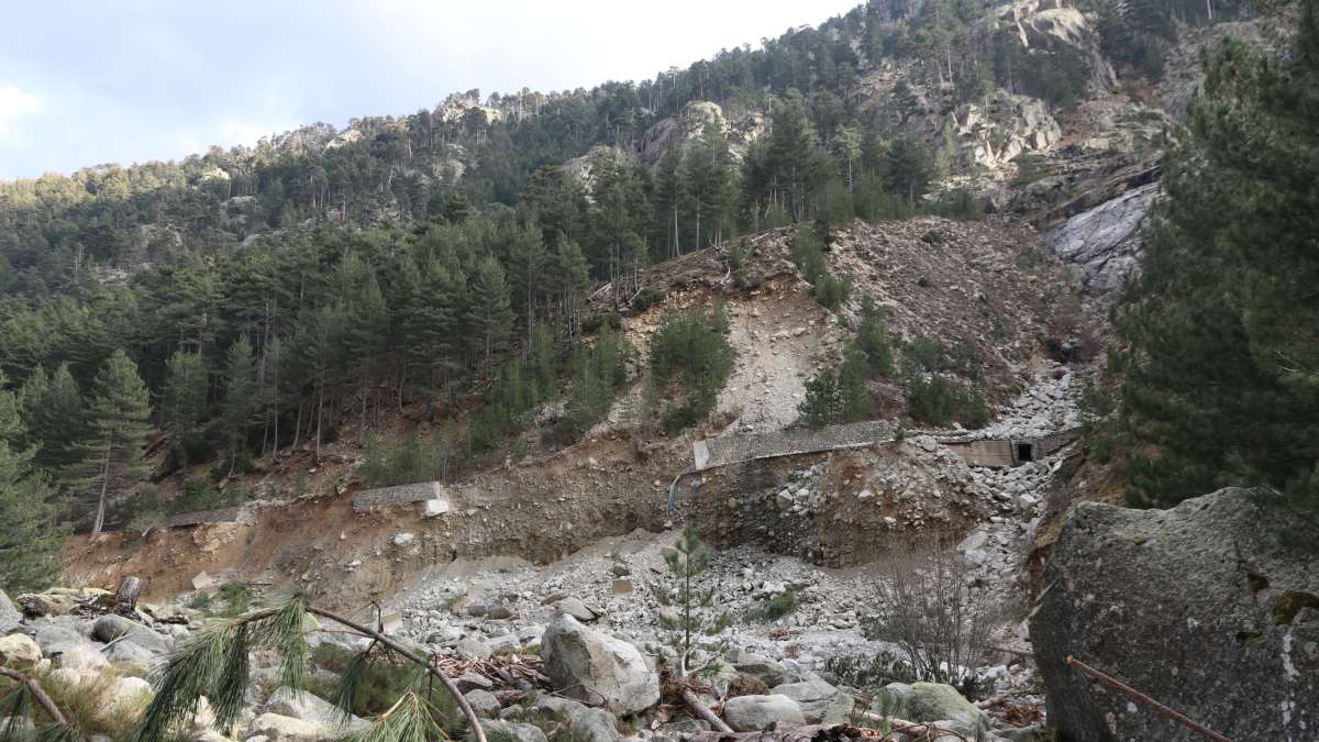 Glissement de terrain après une tempête dans la vallée de la Restonica en Corse