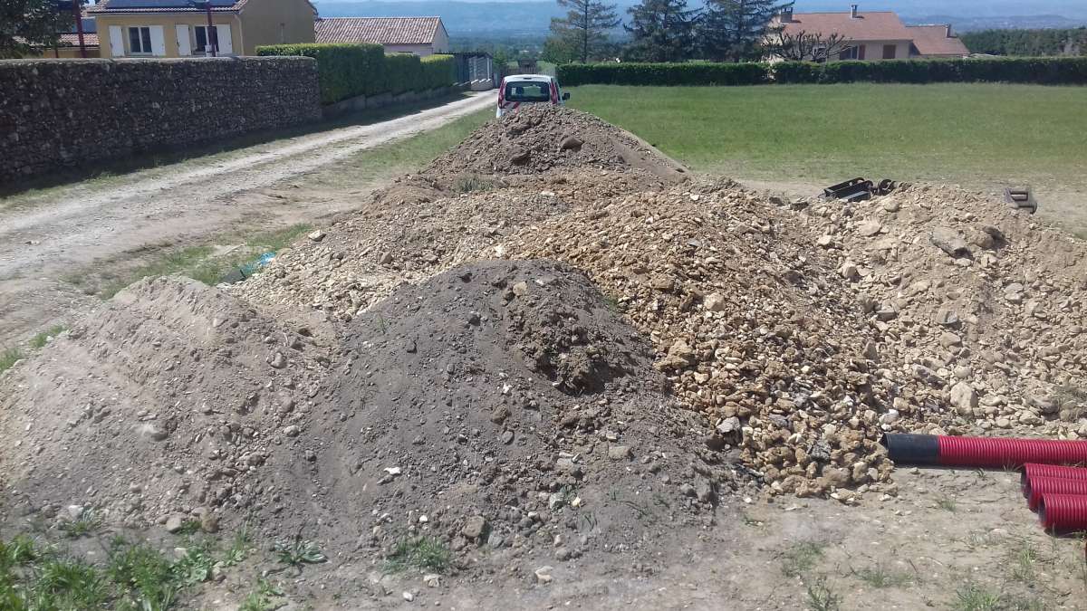 Tranchée avec terres axcavées