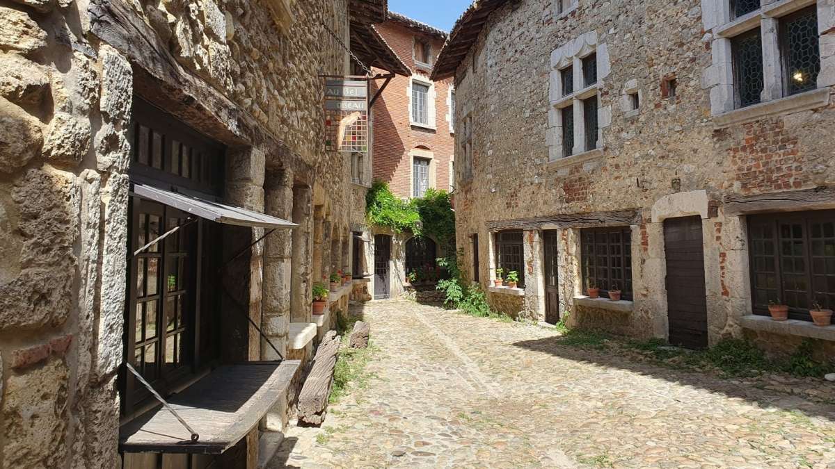 Village médiéval avec des maisons en pierres