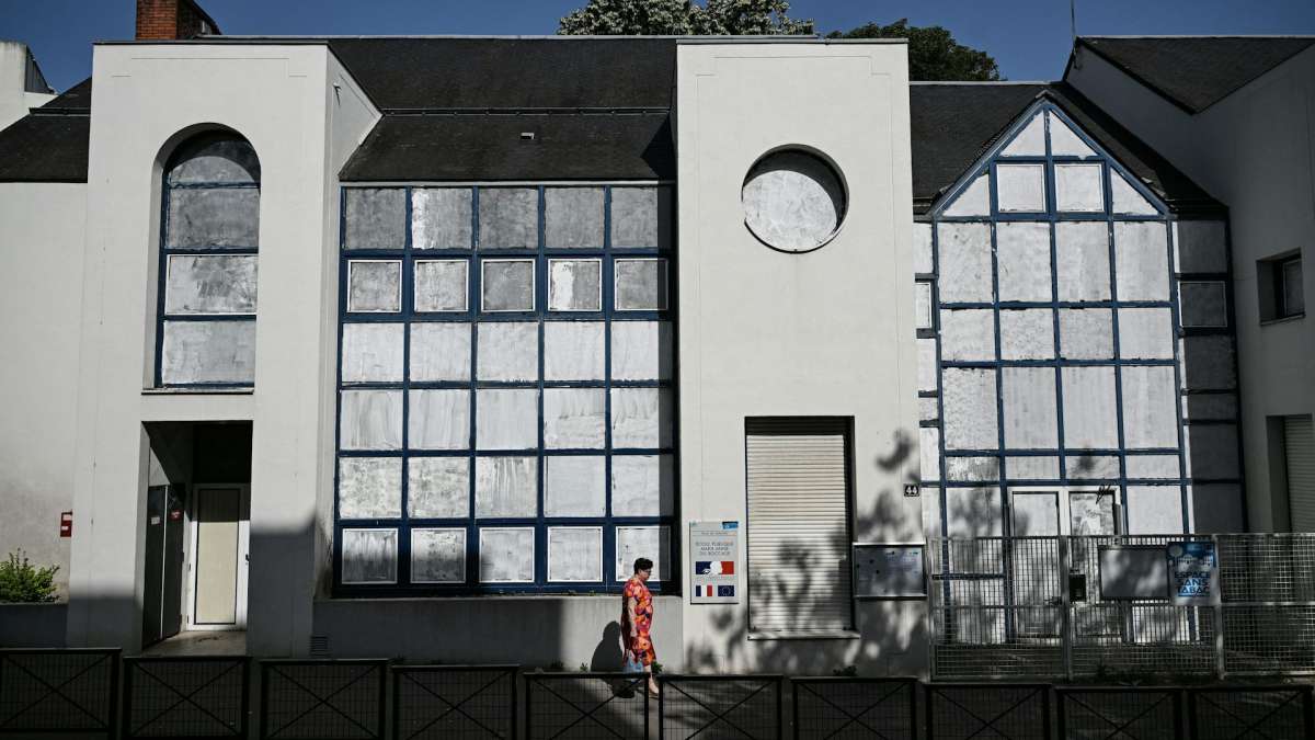 Une école dont les fenêtres ont été couvertes de blanc de Meudon pour limiter la surchauffe à Nantes (Loire-Atlantique), le 23 juin 2026.