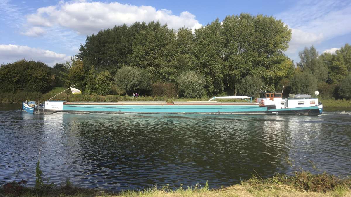 Péniche sur un cours d'eau - transport fluvial