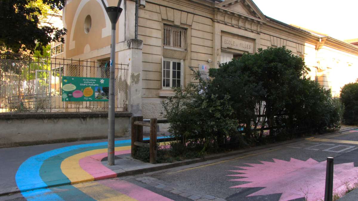 rue aux Enfants à Lyon, apaisement de la circulation devant l'école