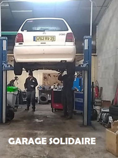 voiture en cours de réparation dans un garage solidaire