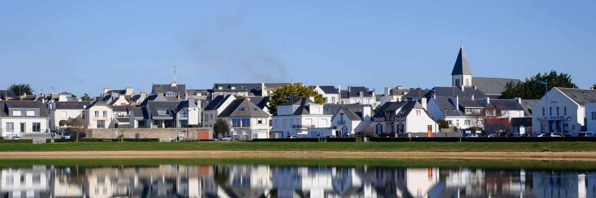 Reflets des bâtiments d'habitation dans l'eau de la Ria d'etel - A.BOUISSOU- TERRA