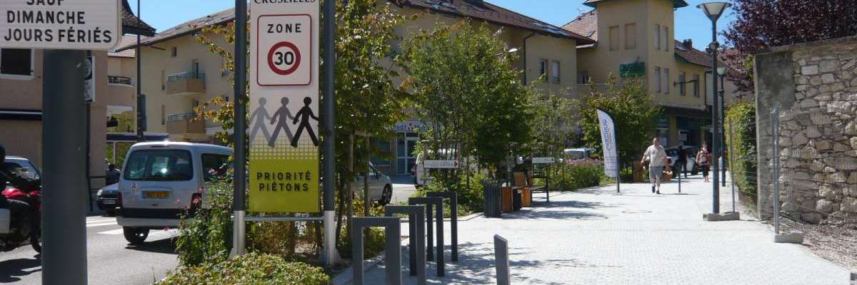 Vue d'une zone 30 dans une ville moyenne en centre ville