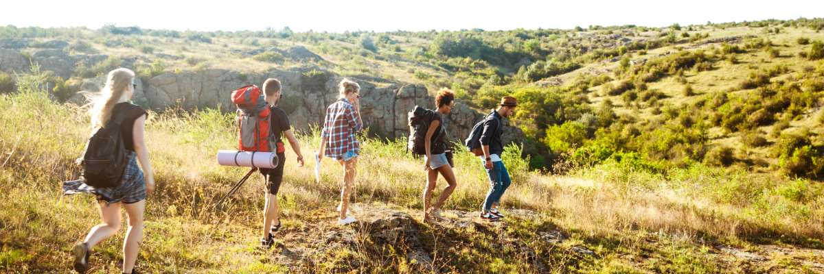 Jeunes faisant de la randonnée 