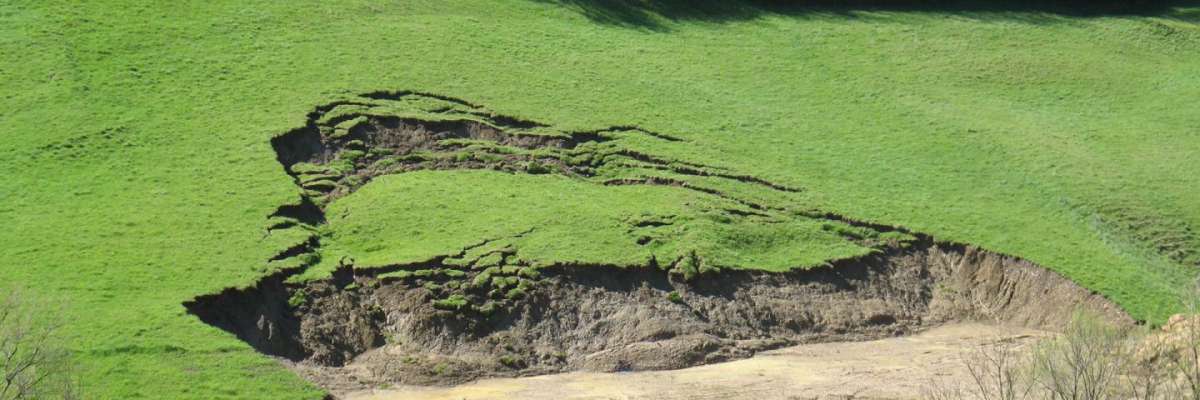 Glissement dans les marnes toarciennes de St Geniez-de-Bertrand suite à un décaissement en pied de talus (Aveyron, Midi-Pyrénées, avril 2009). © BRGM - Isabelle Bouroullec