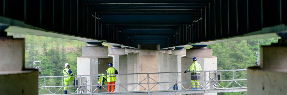Inspection des piles du viaduc du Lignon par des inspecteurs d'ouvrage d'art du Cerema à l'aide de la passerelle EPSILON