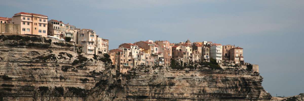 Le Cerema réalise une enquête sur la mobilité des habitants et des touristes en Corse durant la période d’été, à la demande de la région et de l’agence d’urbanisme. Le but est de comprendre quels sont les déplacements réalisés au quotidien sur l’ensemble de la région, pendant l’été.