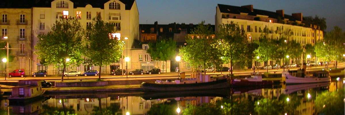 Nantes vue de l'Erdre en soirée