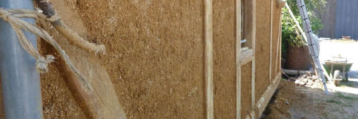 Mur avec isolation par l'extérieur en terre allégée