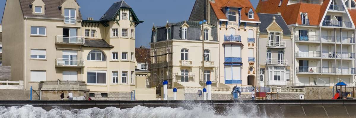 Littoral de la côte d'Opale avec des habitations face à la mer