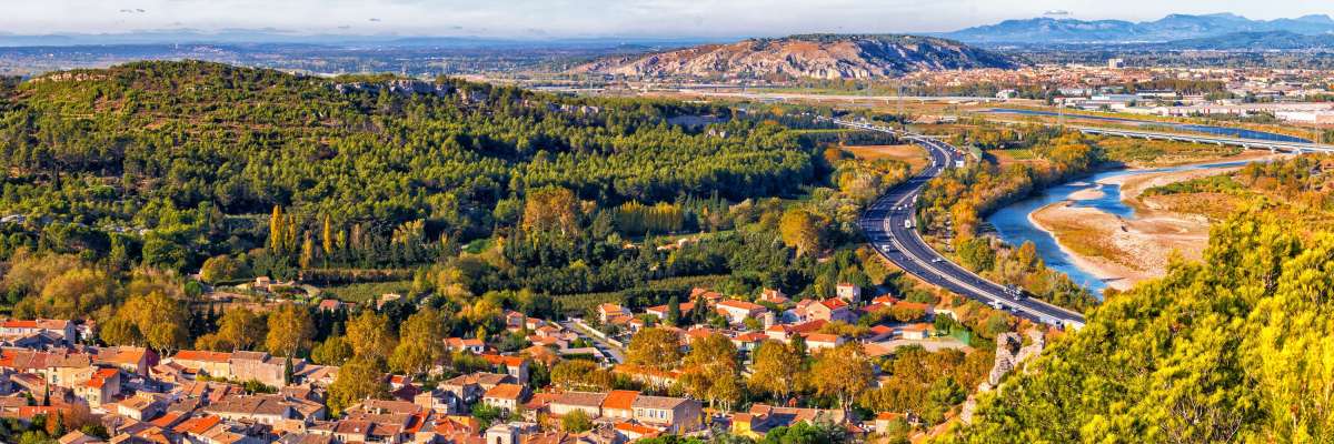 Village en bord de route avec des montagnes
