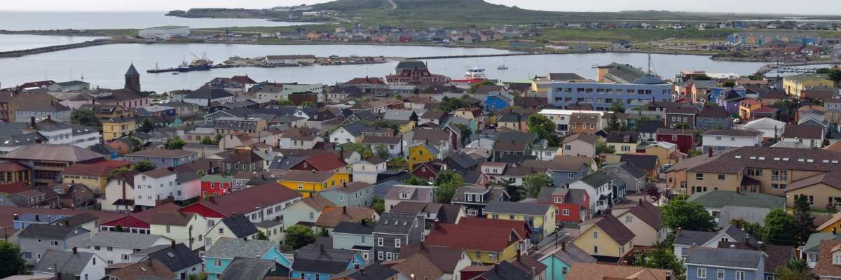 Vue d'une ville côtière à Saint Pierre et Miquelon