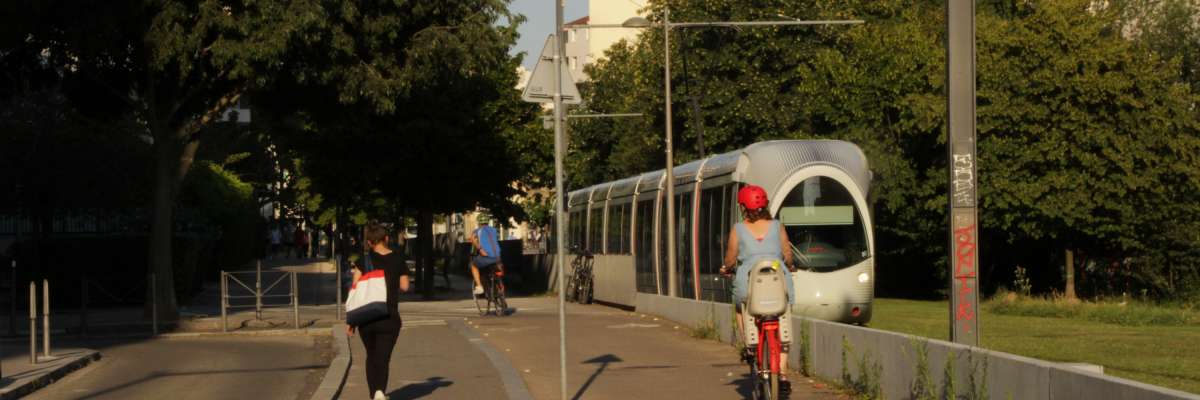 vélo, tram et piétons à Lyon