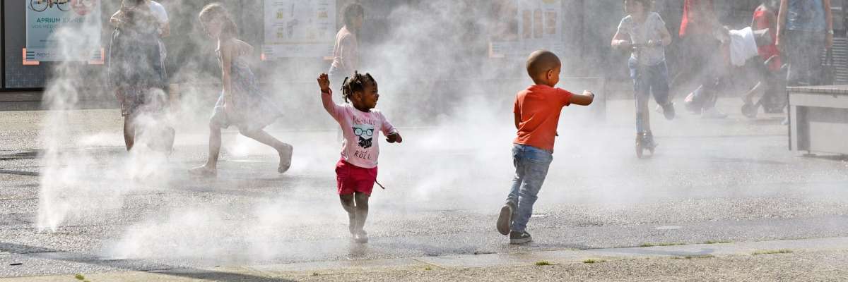 Fontaine rafraichissante sur une place à Montreuil avec des enfants qui jouent dedans