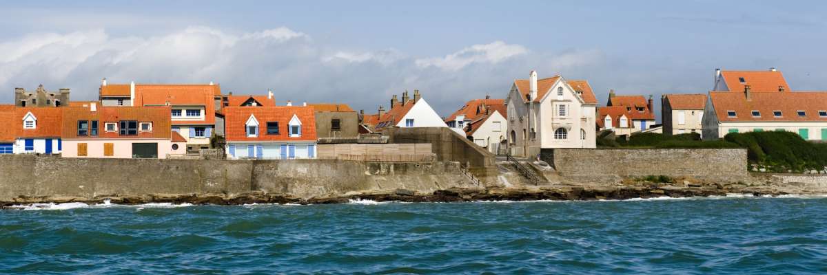 Digue protégeant des maisons en bord de mer sur le cote d'Opale