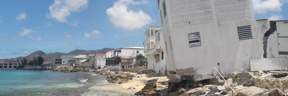 Saint-Martin, vue d'une maison aux fondations enlevées par la mer sur une plage