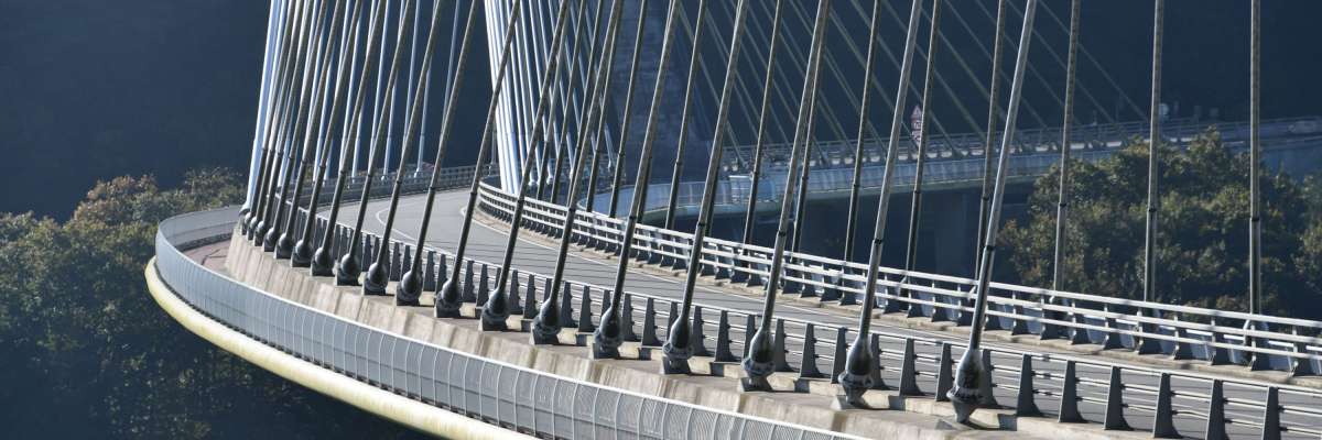 Vue en gros plan du pont à hauban de Terenez, avec le garde barrière