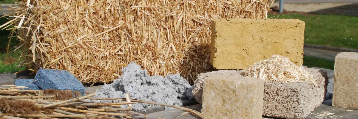 Botte de paille et briques matériaux biosourcés 