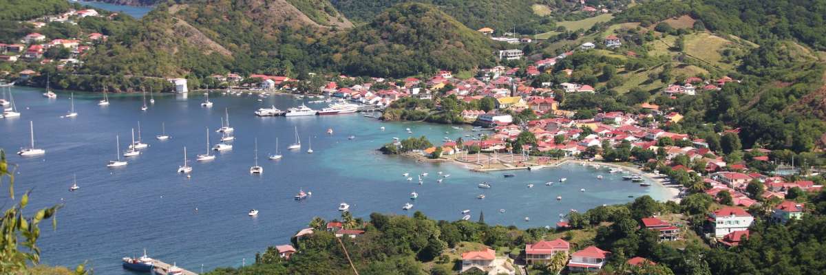 Iles Saintes en Guadeloupe, vue du littoral avec des habitations