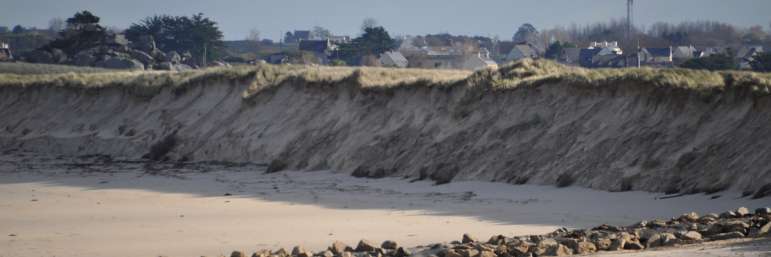 vue de dunes abimées sur une plage de bretagne