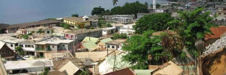 Vue d'habitation à Mayotte en bord de mer